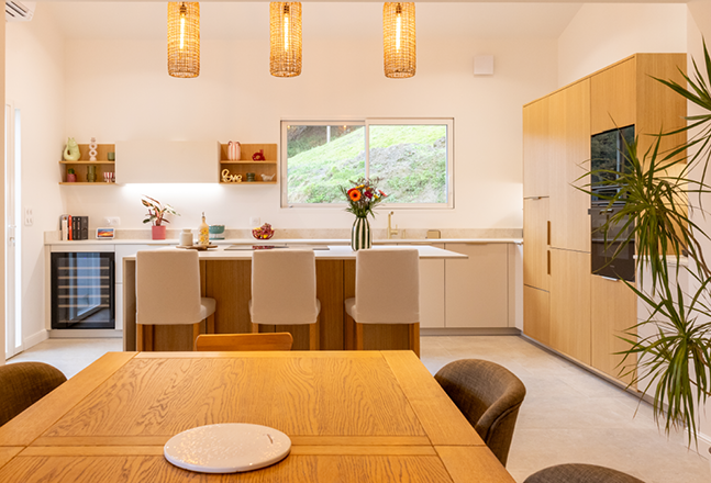 cuisine blanche et bois-au pays basque vignette