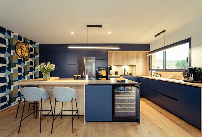 Cuisine bleu marine et bois en Dordogne