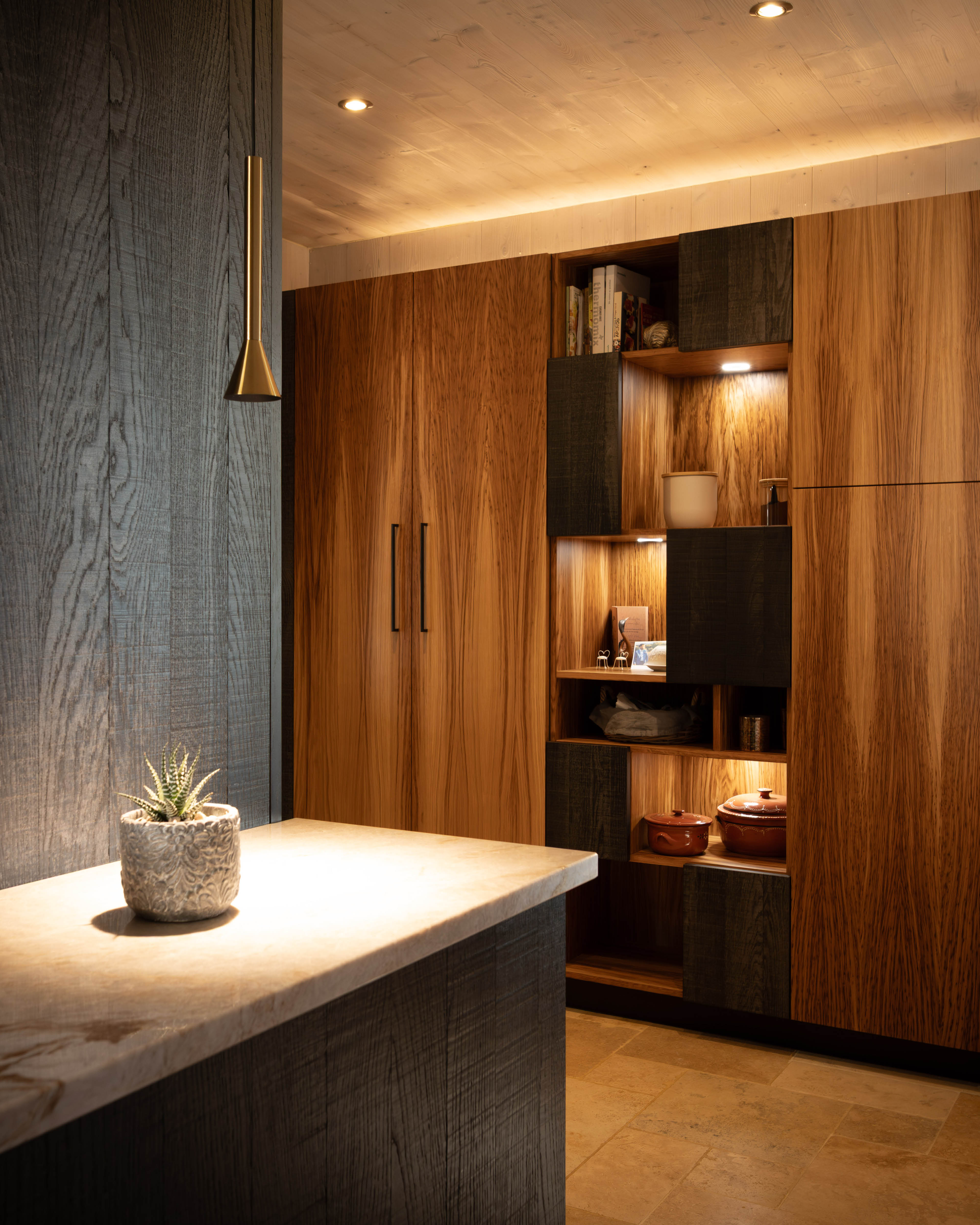 Charme et caractère : l’élégance du bois brûlé