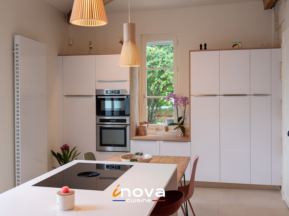 Cuisine blanche dans une maison en pierre