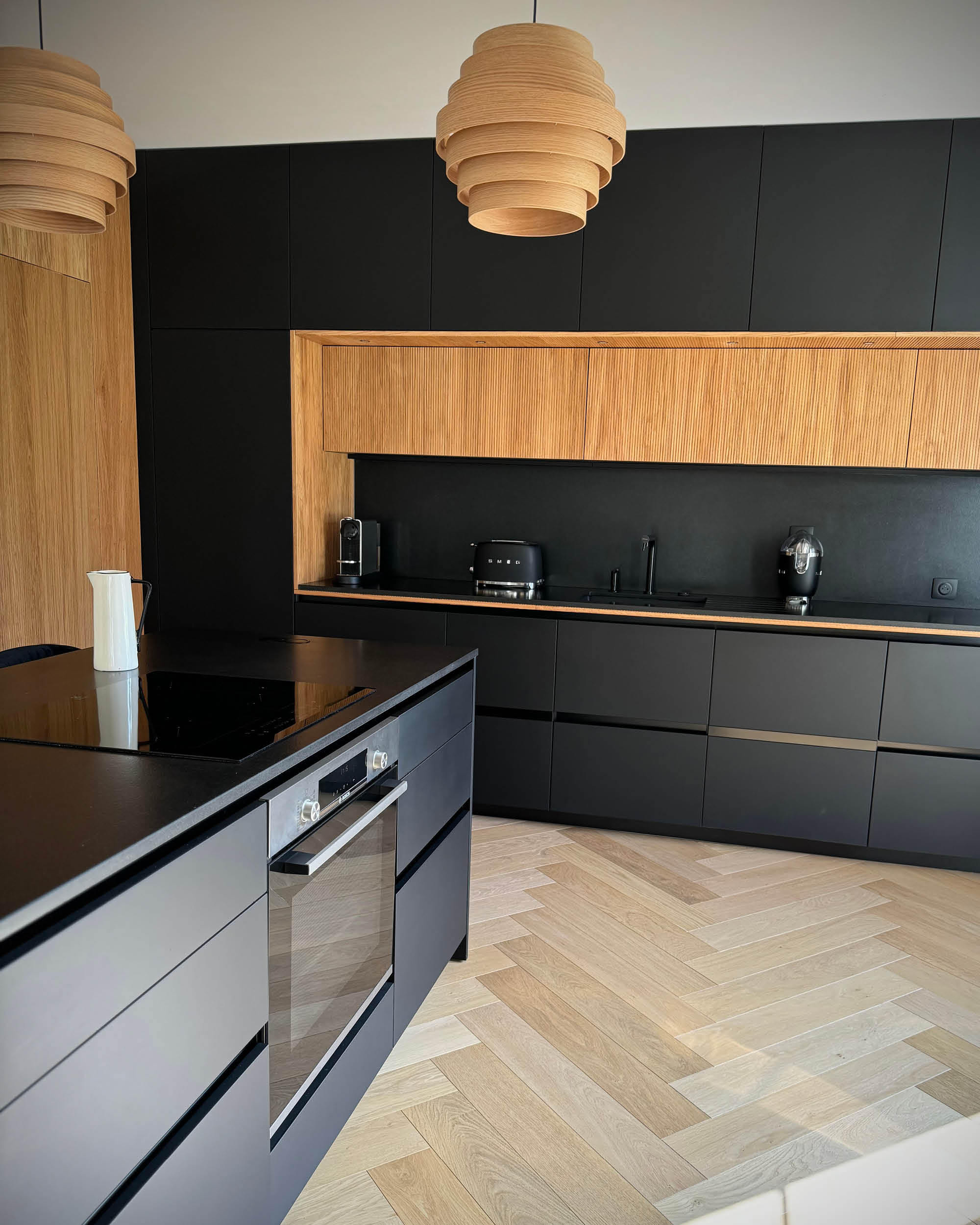 Une cuisine contemporaine au design épuré et chaleureux