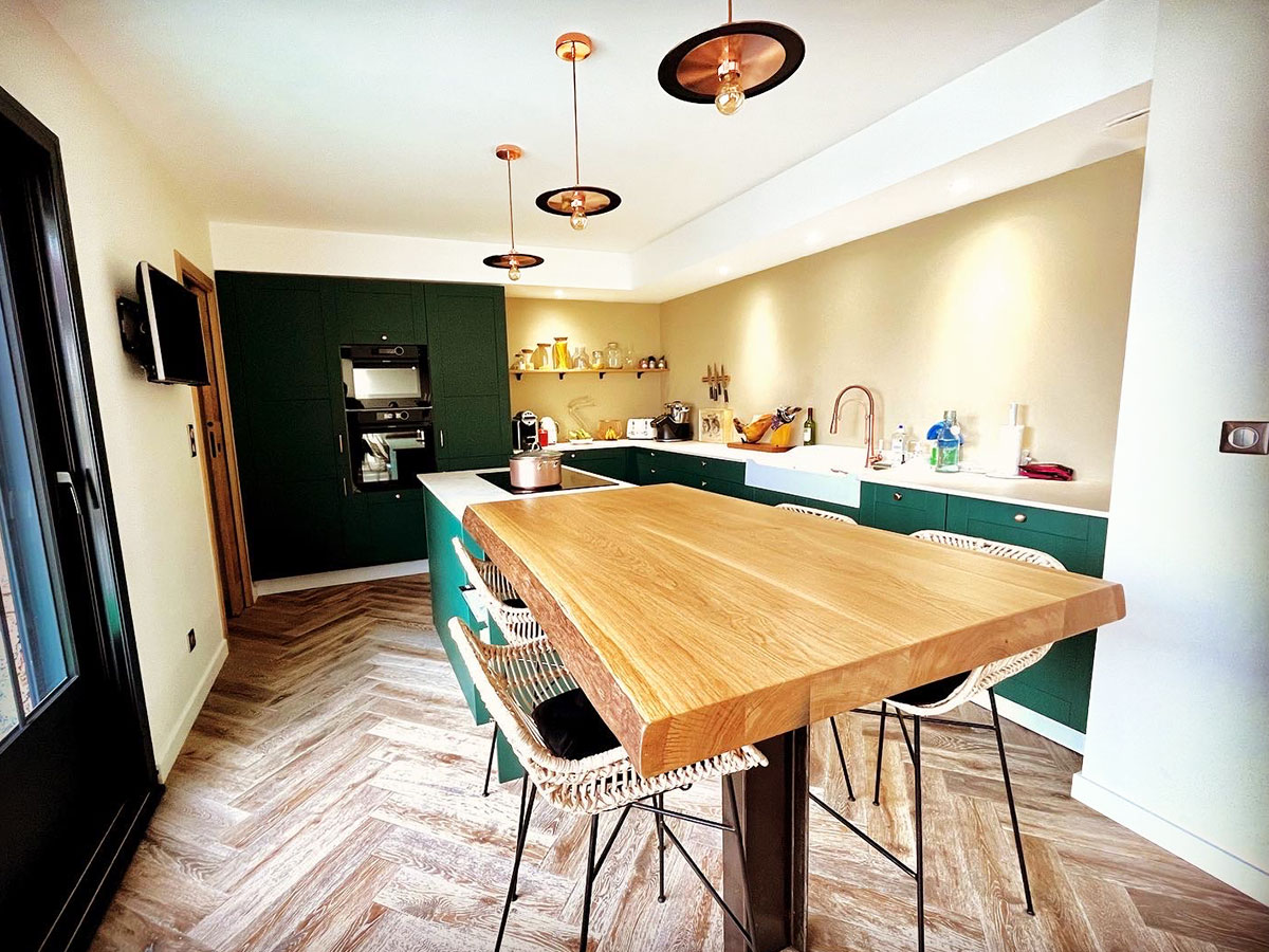 Cuisine verte en bois massif - Biarritz