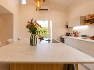 renovation cuisine blanche et bois au pays basque