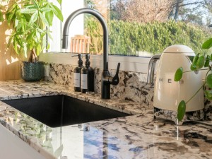 installation cuisine blanche et bois seignosse