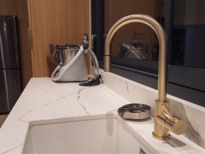 idee-cuisine-verte-et-bois-montbrison