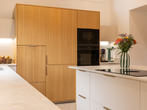 architecture cuisine blanche et bois au pays basque