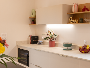 idee cuisine blanche et bois au pays basque