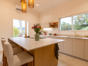 inspiration cuisine blanche et bois au pays basque