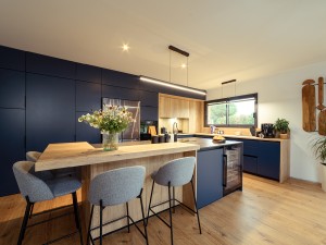 inspiration cuisine bleu marine et bois