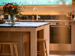 conception-cuisine-en-bois-avec-ilot-central-dordogne