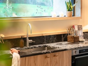 idee-cuisine-en-bois-avec-ilot-central-dordogne