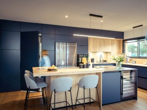 fabrication cuisine bleu marine et bois