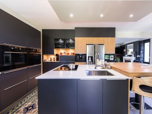 cuisine noir moderne et bois