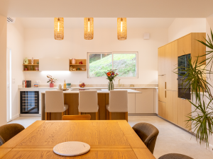 conception cuisine blanche et bois au pays basque