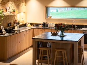 inspiration-cuisine-en-bois-avec-ilot-central-dordogne