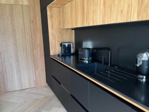installation cuisine noire bois tours