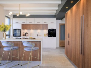 Cuisine en bois rainuré et laque beige