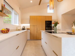 amenagement cuisine blanche et bois au pays basque