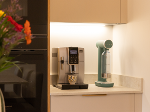 design cuisine blanche et bois au pays basque