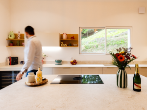 realisation cuisine blanche et bois au pays basque