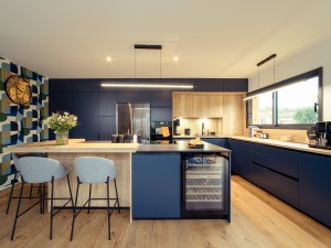 realisation cuisine bleu marine et bois
