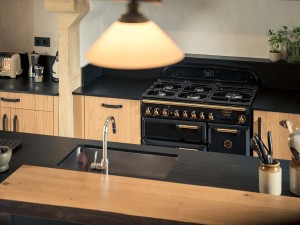 installation cuisine bois et noir en dordogne inova cuisine