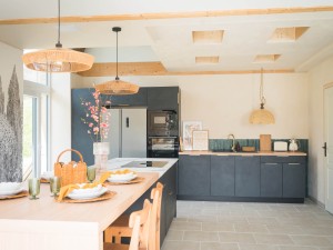 installation cuisine noire bois zellige