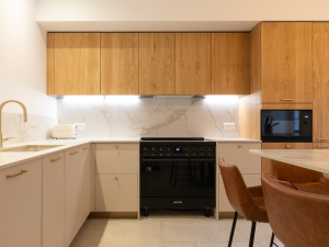 conception cuisine beige et bois guethary pays basque